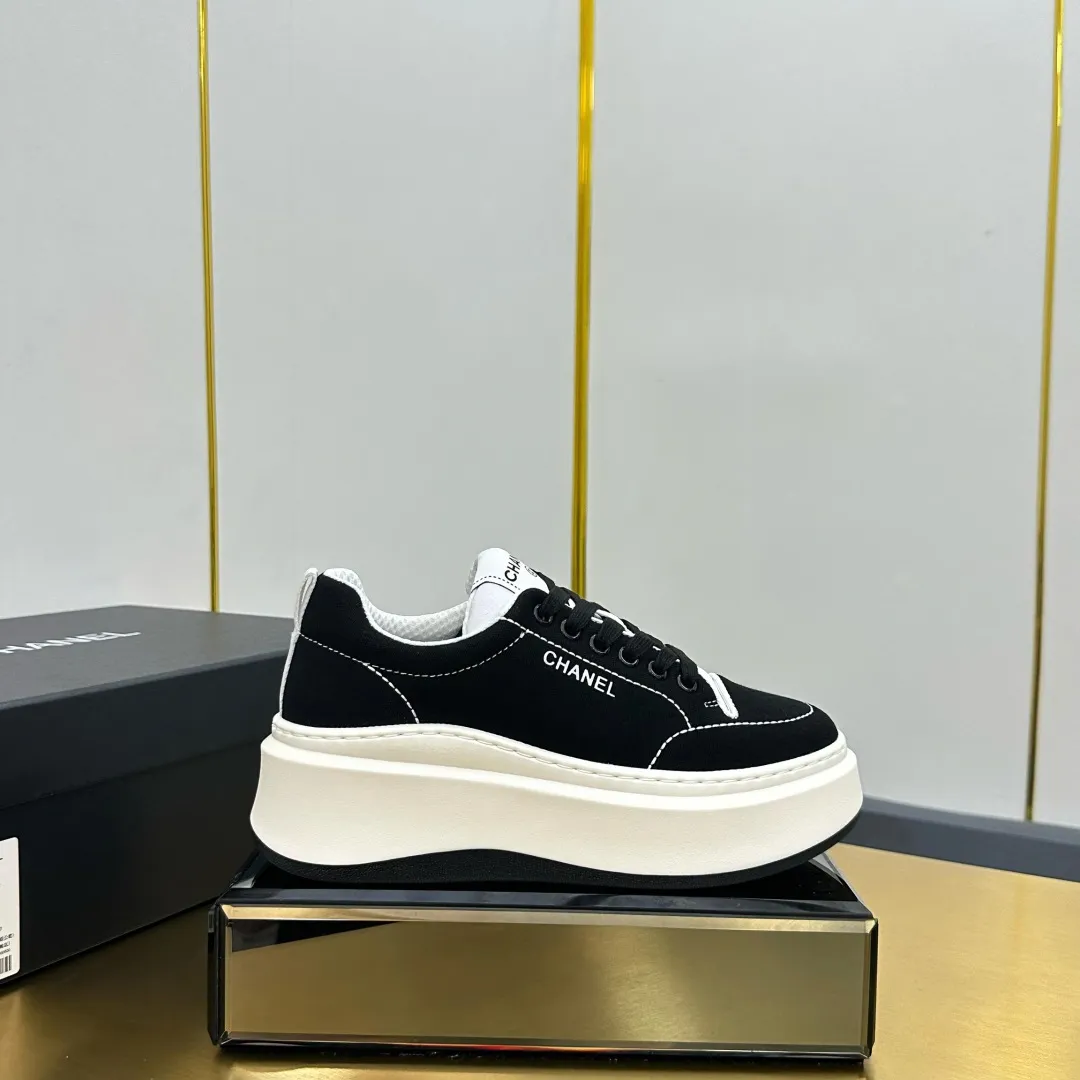 👟👟Ex-factory price 600👟👟 Upgraded version, upgraded version, upgraded version! No rebuttal accepted! ! ! ! Chanel Chanel panda shoes! 2025 counter's top casual sports shoes. This classic design; the upper is electro-embroidered with a variety of techniques; the outsole is fashionable and sporty; the unusual inclusion of a variety of color matching elements... The diversified mix and match is very good-looking and versatile, and can be used for leisure, fashion, sports, and outdoor... ꫛꫀꪝ Go➫ Materials: ❶Upper made of: original imported first-layer silk cowhide + original waterproof cloth + original first-layer cowhide ❷Inner lining: Original Yangli+Net ❸Outsole based on: Original TPU combination outsole Counter boutique packaging complete set for women 35–41 👉 👉